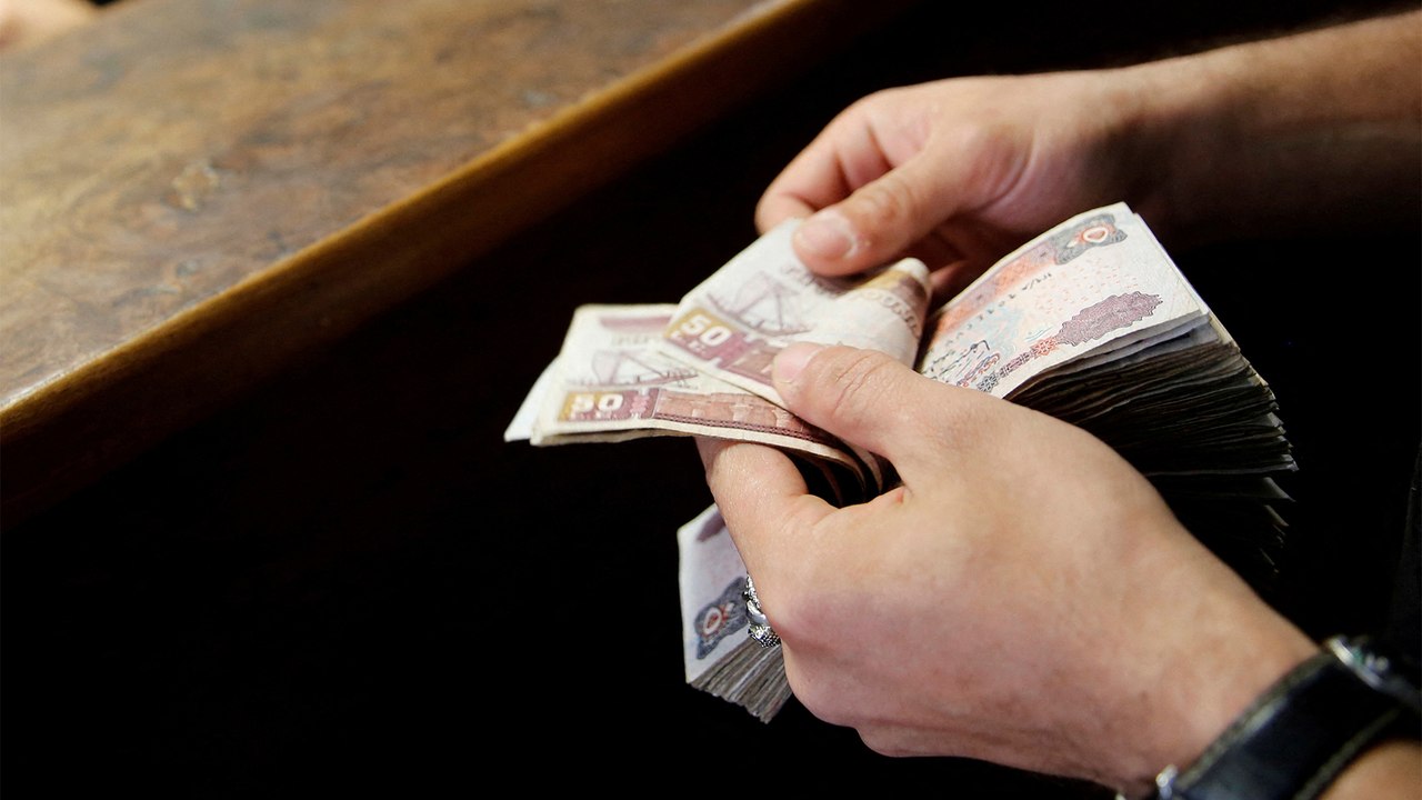 الجنيه المصري يستمر في التهاوي رغم رفع أسعار الفائدة