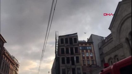İSTANBUL-BEYOĞLU'NDA 5 KATLI BİNADA ÇÖKME RİSKİNE KARŞI YOL, ARAÇ VE TRAMVAY TRAFİĞİNE KAPATILDI