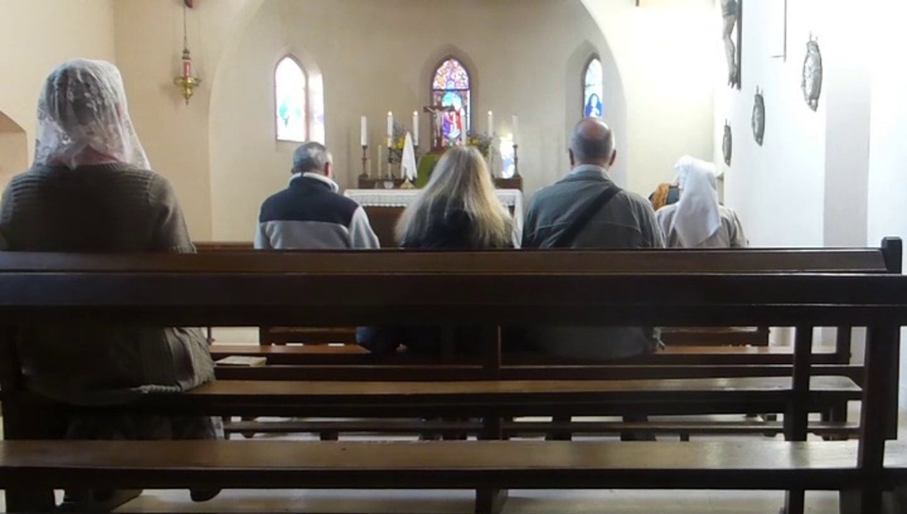 Les Capucins de Morgon office des Vêpres avec les fidèles  film by Jean-Claude Guerguy Ciné-Art-Loisir Balades et découvertes Relief de France les monastères