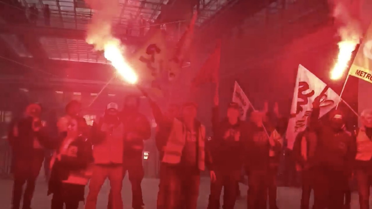 Retraites : des cheminots envahissent les locaux de BlackRock à Paris pour protester contre la réforme