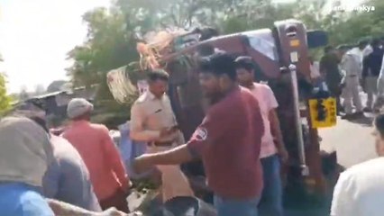 शिवपुरी: तेज रफ़्तार ट्रक पलटा, चपेट में आने से एक व्यक्ति की हुई मौत