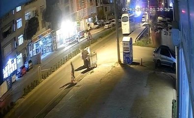 Çekçekli hırsız, dükkan önünden duba ile çöp kovasını böyle çaldı