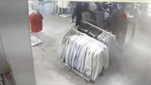 Mağazada hırsızlık kamerada: Müşterilerin çantalarından cüzdanlarını ve paralarını çaldılar