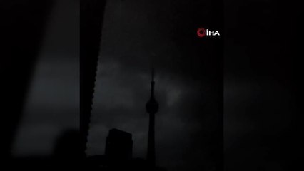 Toronto'nun simgesi CN Kulesi'ne yıldırım düştü