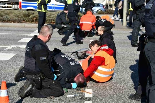 Hamburg'da iklim aktivistleri, ellerini asfalta yapıştırdı