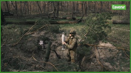 Une unité de mortier ukrainienne tient ses positions dans une forêt sur la ligne de front