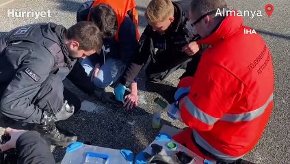 Hamburg’da iklim aktivistleri, ellerini asfalta yapıştırdı