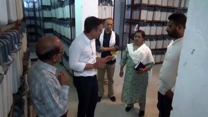 उन्होंने ईवीएम व वीवीपेट के समुचित रखरखाव नियमित रूप से करते रहने के निर्देश दिए