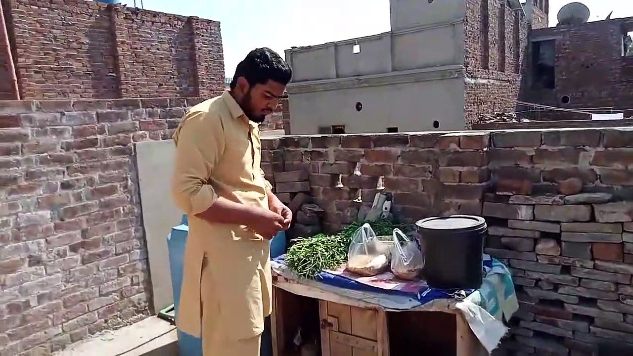 Aj Kafi Din Bad Pigeons Ko Khola