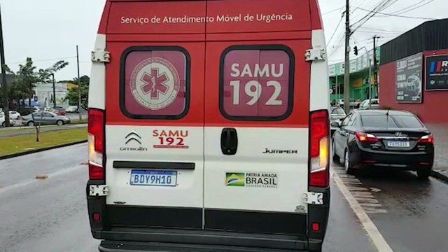 Homem é socorrido pelo Samu após ser atropelado na Avenida Tancredo Neves