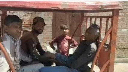 कासगंज: बंदरों के आतंक से सहमे लोग, एक व्यक्ति छत से गिरा