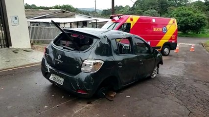 Gestante fica ferida após capotar carro no Jardim Nova Cidade