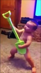 Ce bébé est un futur Guitar Hero