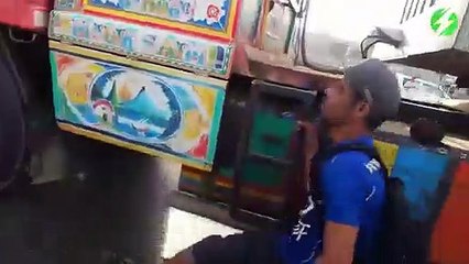 Ce rider à roller prend d'énormes risques dans le traffic routier