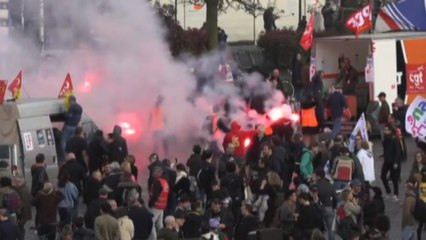 Francia, oltre 285mila persone in piazza contro riforma pensioni