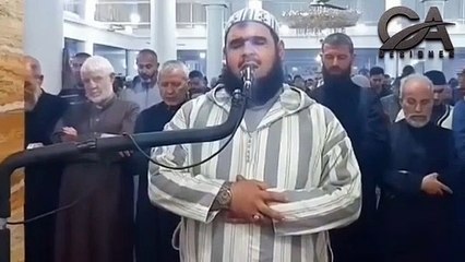 Cat Siting On Qari Shoulder. بلی قاری صاحب کے کاندھوںپر بیٹھ گئی