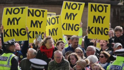 Brutta accoglienza a York per Carlo: "Non è il mio re"