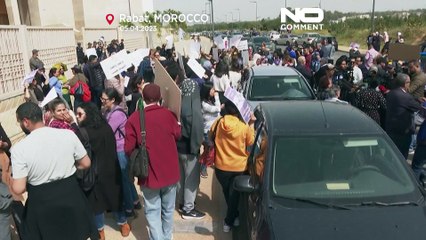 Manifestantes defendem grupo anti-femicídio frente a tribunal na Turquia