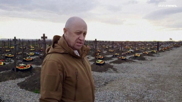 من أمام قبور مقاتليه.. رئيس فاغنر يقرّ: نتكبد خسائر فادحة في أوكرانيا
