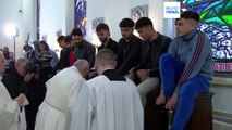 Cinq jours après son hospitalisation, le pape lave les pieds de détenus pour le Jeudi saint