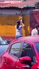 Una mujer fue captada licuando en una conexión que se encontró en la calle