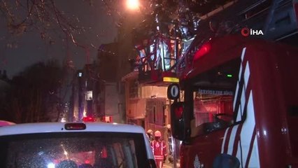 İki katlı bina alevlere teslim oldu, vatandaş yangını film izler gibi izledi