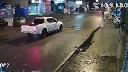 A runaway horse ends up on a car   Un cheval en fuite termine sa course sur une voiture