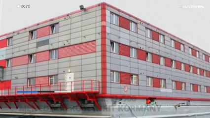 Csaknem 500 menedékkérőt helyez el egy uszályon a brit kormány