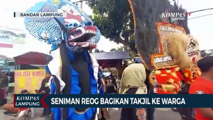 Seniman Reog Bagikan Takjil ke Warga dan jadi Tontotan