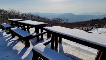벚꽃 지는 봄 한복판...덕유산 향적봉에는 '눈 3cm' / YTN