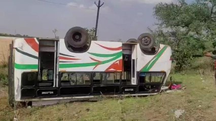 विदिशा: स्टेयरिंग फेल होने से यात्रियों से भरी मिनी बस पलटी, 5 लोग हुए घायल