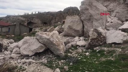 AFYONKARAHİSAR-FAY HATTININ BAŞLADIĞI DAĞDAN KOPAN KAYA PARÇALARI TEDİRGİN EDİYOR