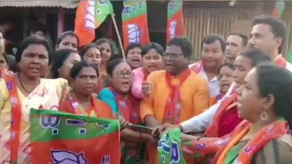 দঃদিনাজপুরঃ মহিলাদের দলবদল নিয়ে কাদা ছোঁড়াছুড়ি তৃণমূল বিজেপির!