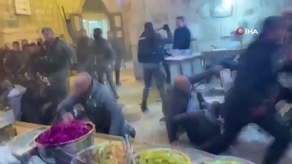 İsrail güçleri, Mescid-i Aksa'ya girmek isteyen Filistinlilere saldırdı
