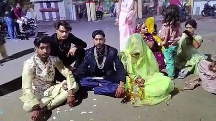 सात फेरे लेने से पहले थाने पर धरने पर बैठे वर-वधू, पूरा मामला देखें