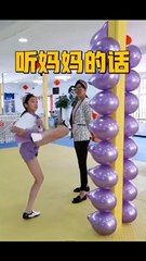 中國女孩練習功夫，她帥氣地踢爆了所有氣球。Chinese girls practice kung fu. She kicked up all the balloons quickly.