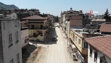 Hatay'ın tarihi caddesi enkaz yığınına döndü