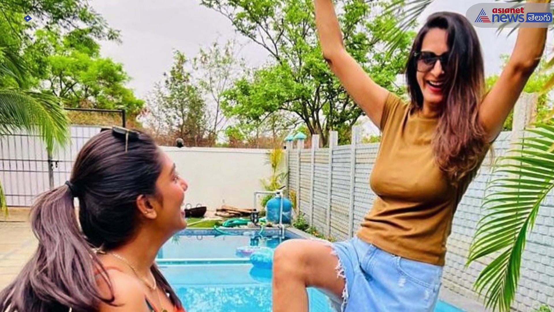 లగ్జరీ కారు కొన్న సురేఖావాణి ... కూతురు సుప్రీతా తో కలిసి సెలెబ్రేషన్స్ 