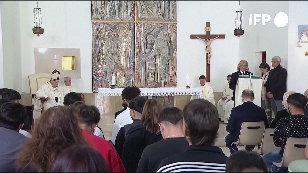 Papst wäscht jungen Häftlingen die Füße