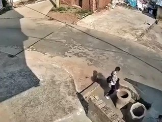 El momento en que la niña arroja al niño, pese a sus súplicas