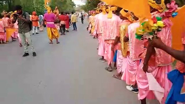 मंदिरों में प्रसाद लेने उमड़ी भीड़