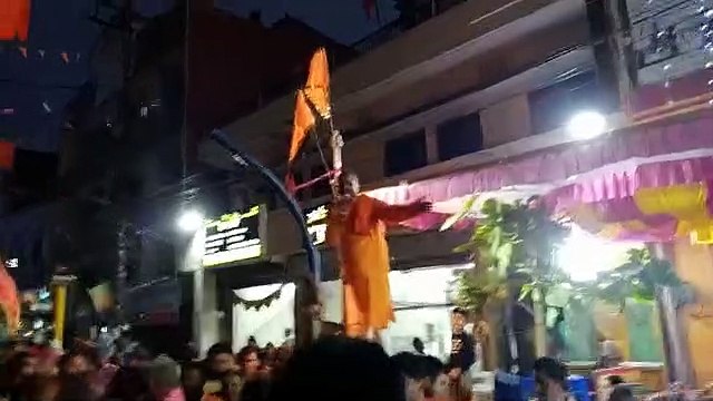मंदिरों में प्रसाद लेने उमड़ी भीड़
