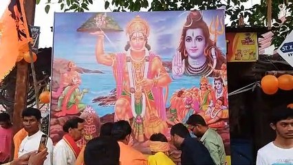 मंदिरों में प्रसाद लेने उमड़ी भीड़