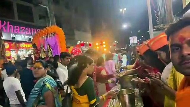 मंदिरों में प्रसाद लेने उमड़ी भीड़