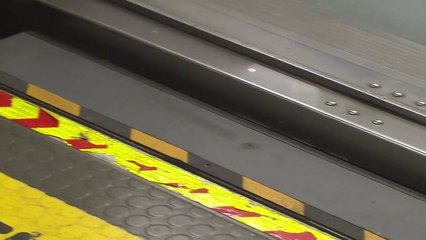 [서울] 지하철 승차장 발 빠짐 예방 자동안전발판 시범 운영 / YTN