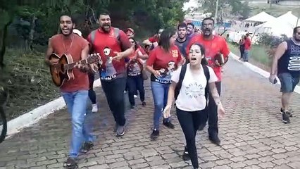 Fiéis cantam enquanto sobem Morro da Capelinha nesta Sexta-feira Santa