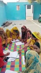 केन्द्र में पढ़ाई करती गांव की महिलाएं