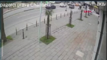 KARTAL'DA OTOMOBİL İKİ ARACA ÇARPTI 2'Sİ ÇOCUK 4 YARALI