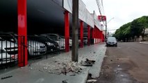 Poste quase é derrubado após colisão no Parque São Paulo