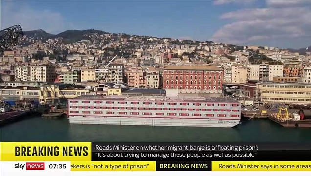 Une barge à quai dans le port de Portland va être utilisée pour l'hébergement de 500 demandeurs d'asile, annonce le gouvernement britannique